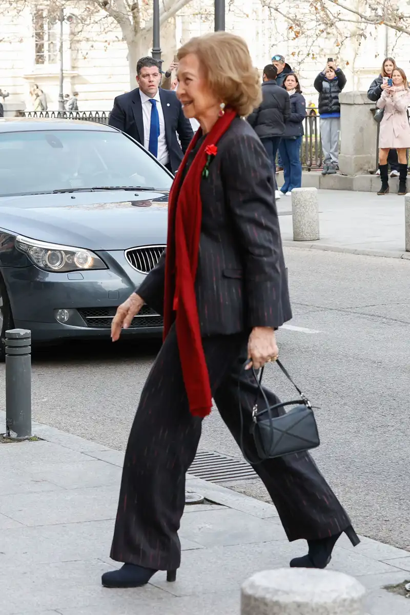La Reina Sofía, con traje de chaqueta y fular rojo