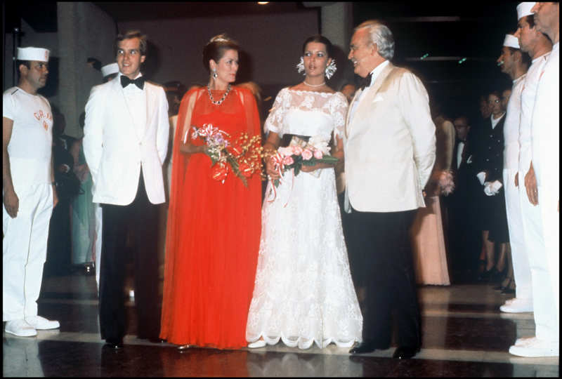 Alberto, Grace, Carolina y Rainiero de Mónaco en el Baile de la Cruz Roja en 1976.