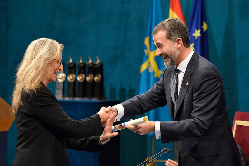 El Rey Felipe entregó el Premio Príncipe de Asturias a Annie Leibovitz en 2013