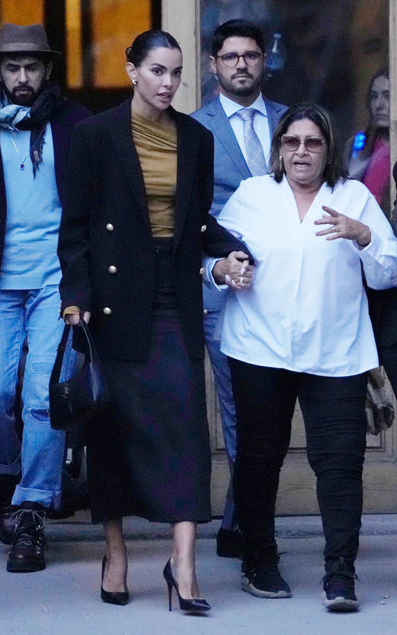 Joana Sanz sale del juicio con la madre de Dani Alves