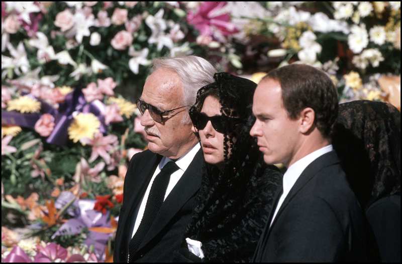Rainiero de Mónaco, Carolina y Alberto durante el funeral de su madre, la princesa Grace (1982).