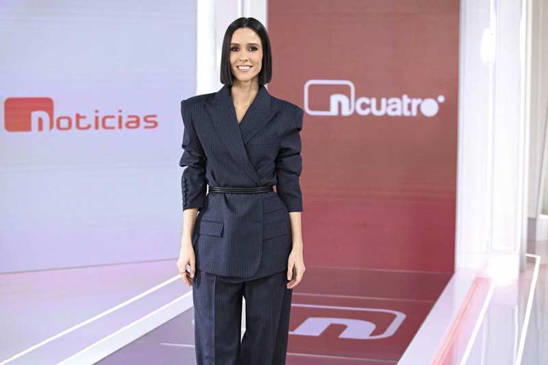 Alba Lago posa en el plató de 'Noticias Cuatro'