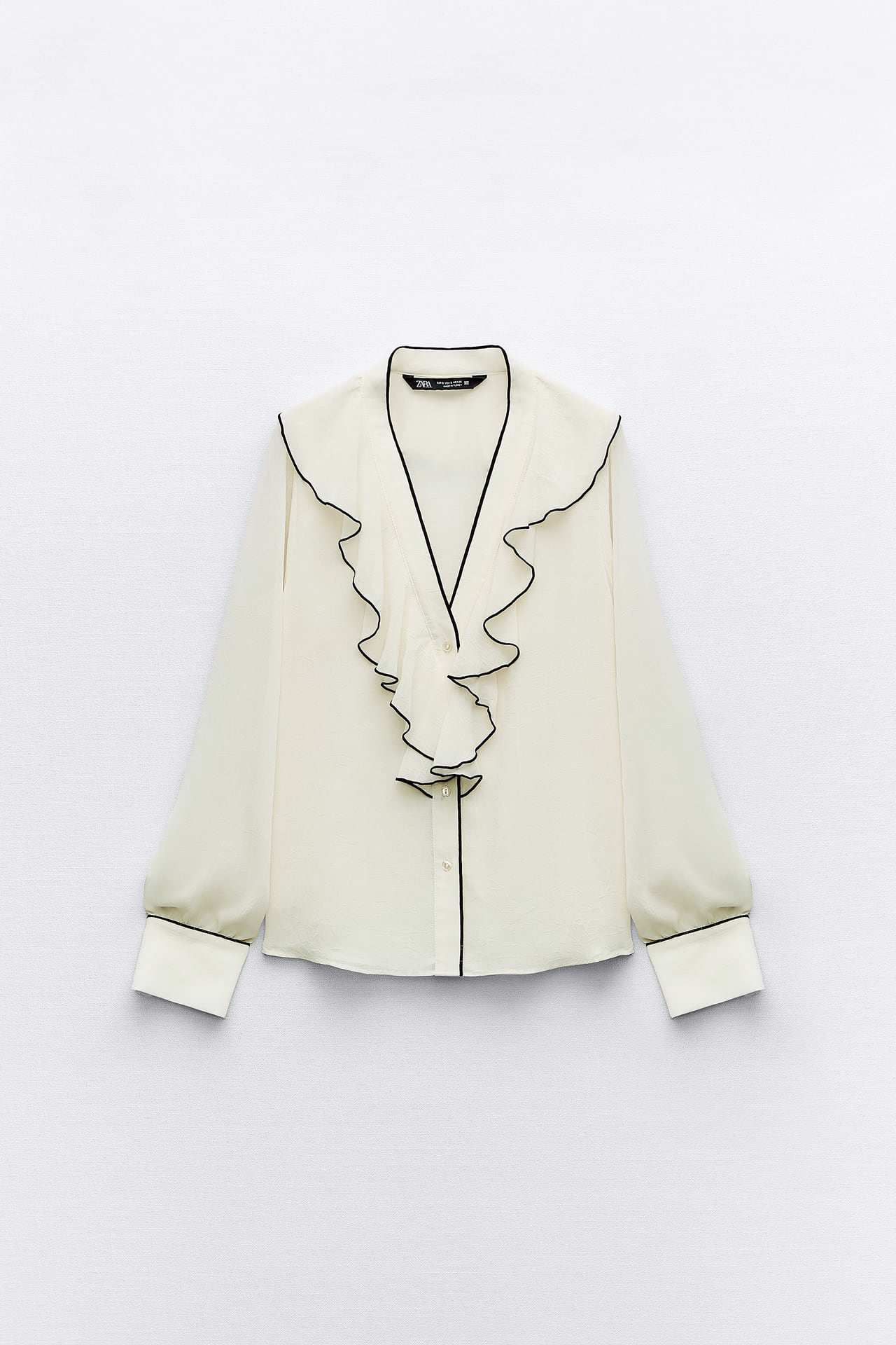 La blusa romántica de Zara ideal para llevar el estilo 'coquette'.