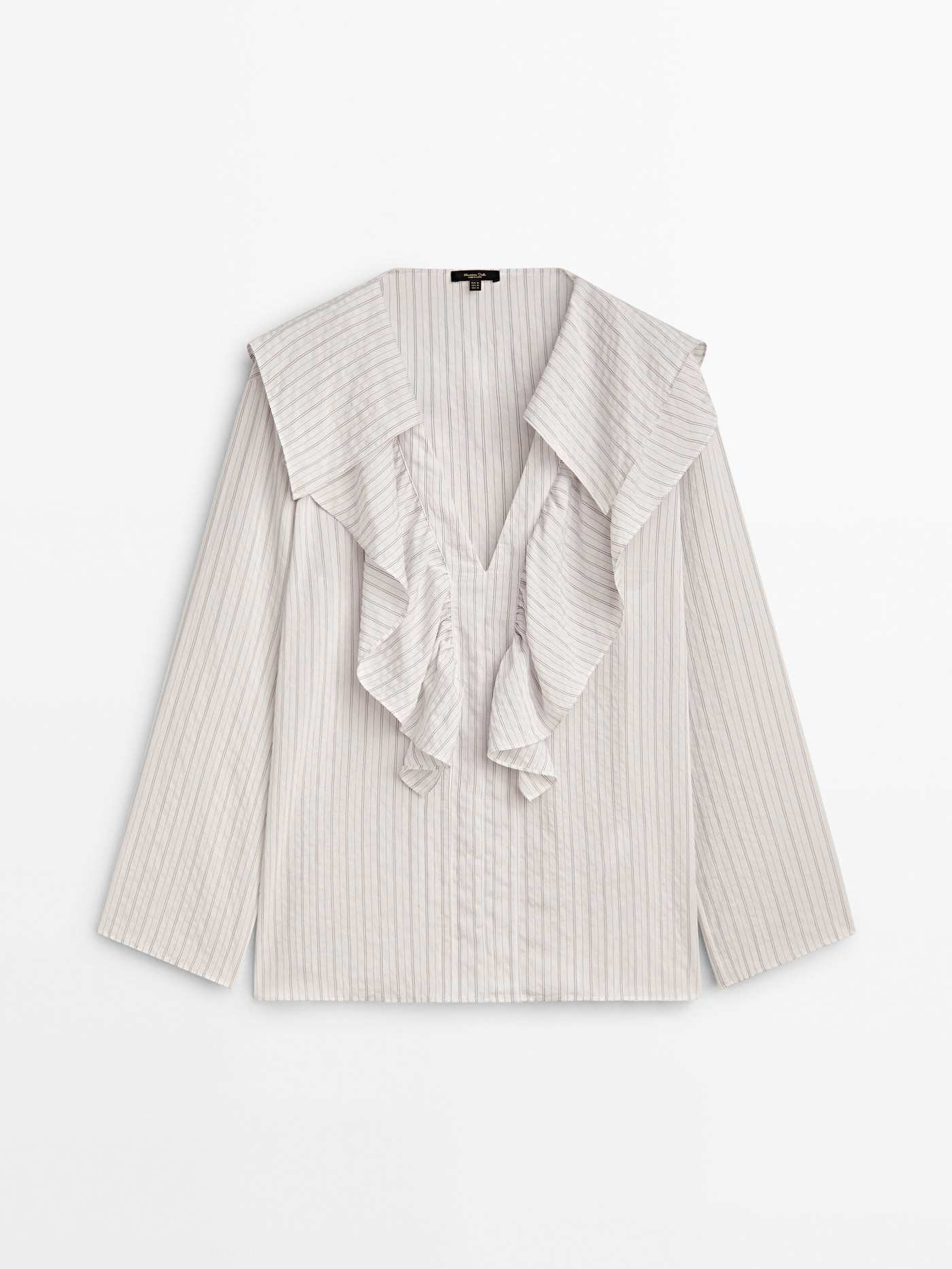 La blusa romántica de estilo 'coquette' perfecta para ir a la oficina con tu traje de chaqueta.
