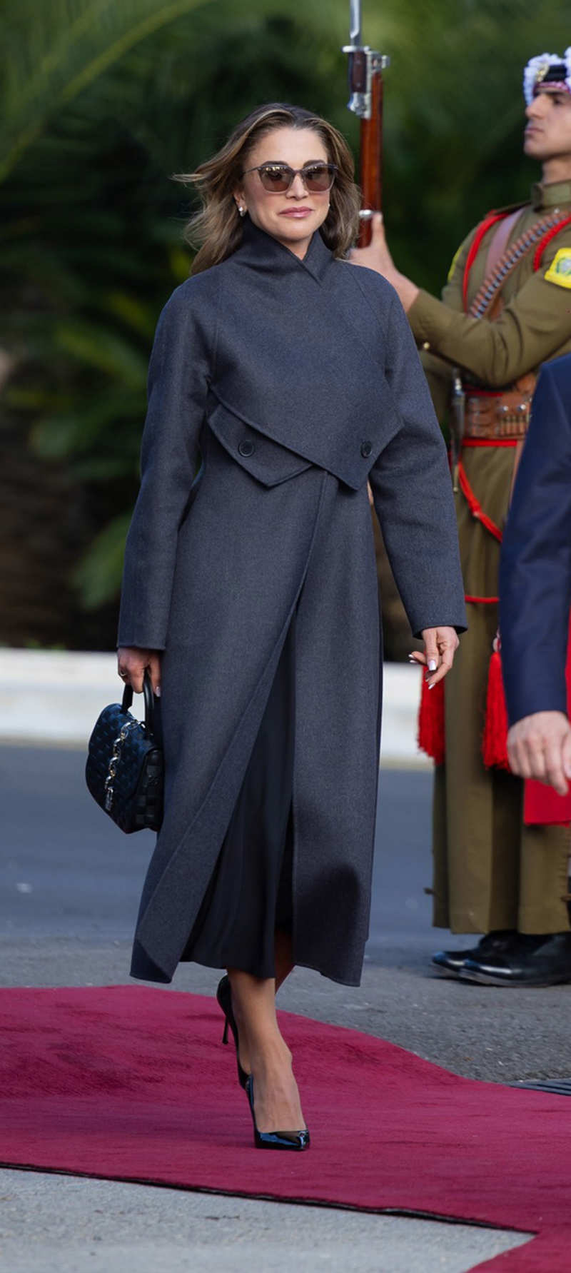 Rania de Jordania con abrigo-vestido de Dior