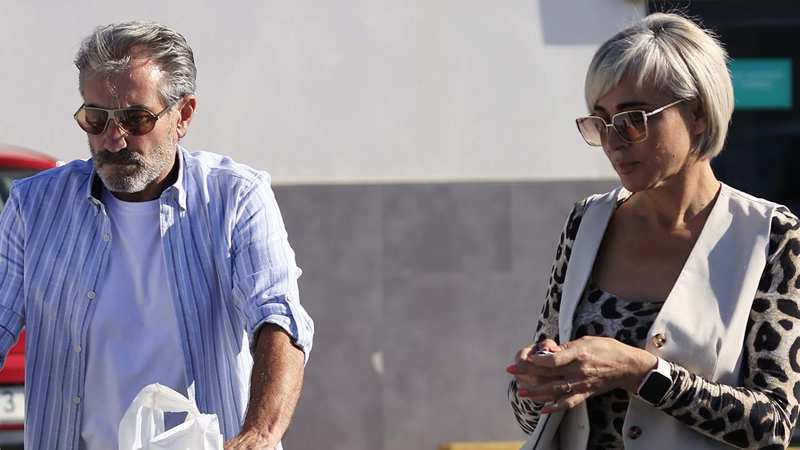 Ana María Aldón y su prometido, Eladio, durante una jornada de compras por Madrid.