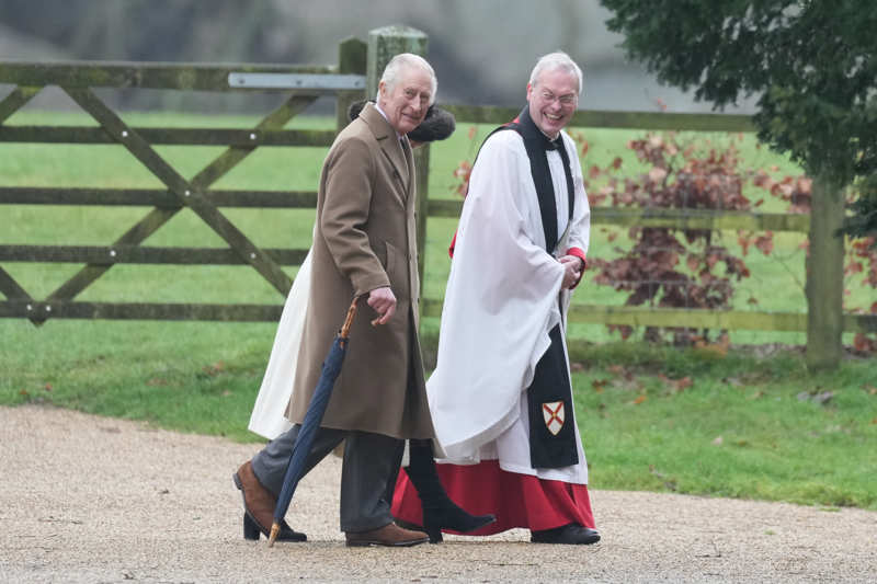 El rey Carlos III junto a Camila en su primer paseo público tras conocerse que padece cáncer