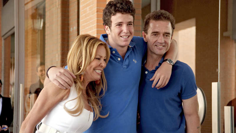 Ana Obregón y Alessandro Lequio rodeando a su hijo Aless en 2010