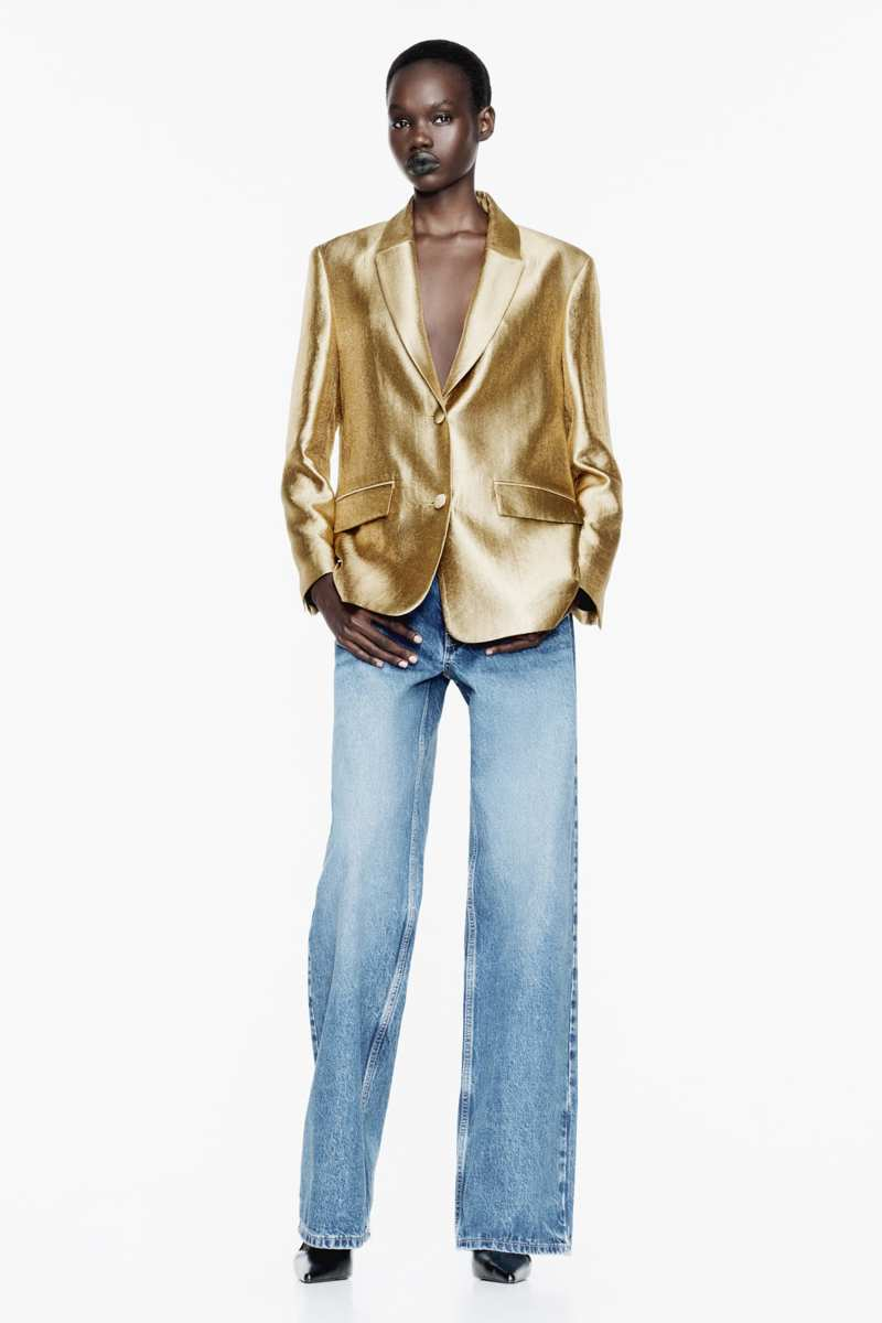 La blazer de Zara en color dorado para conquistar el street style.