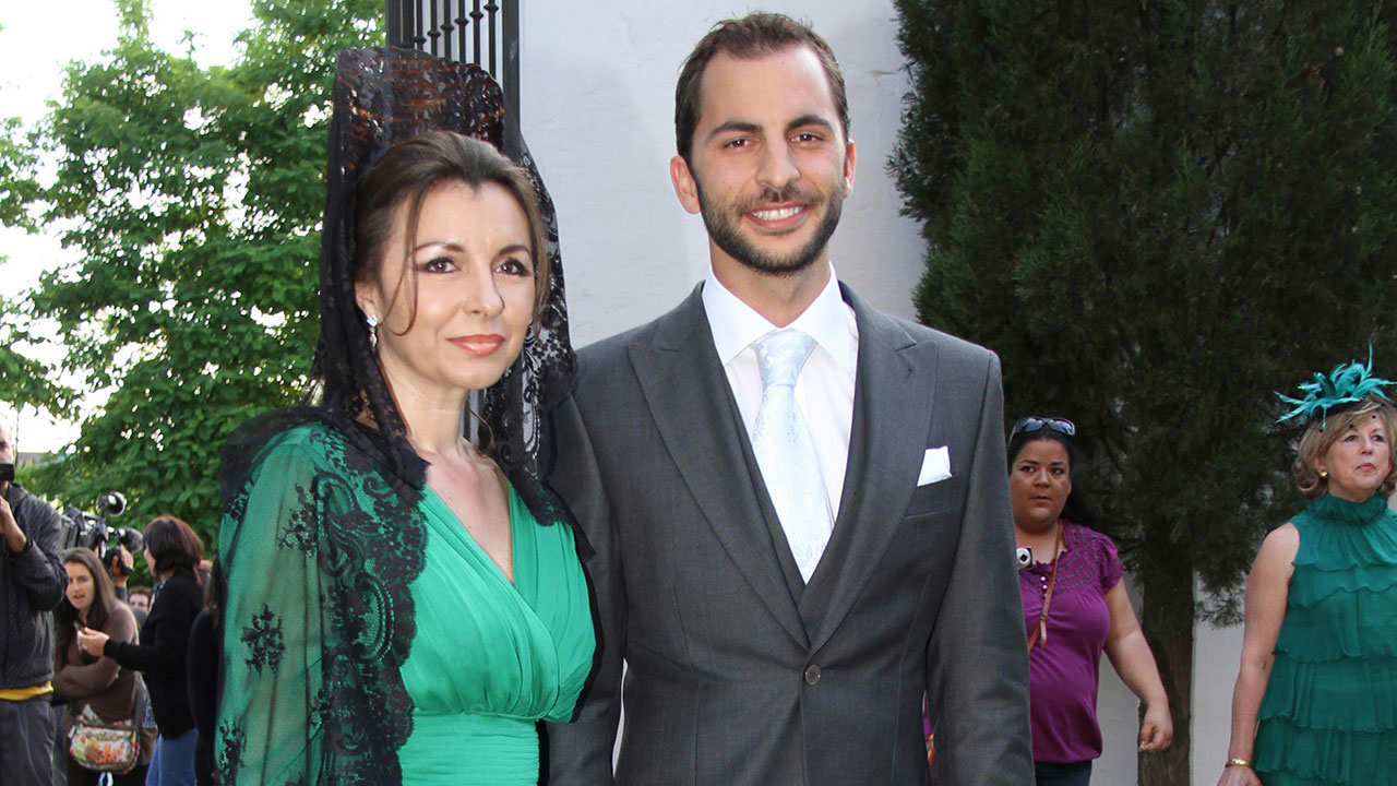 Antonio Tejado con su madre en su boda con Alba Muñoz
