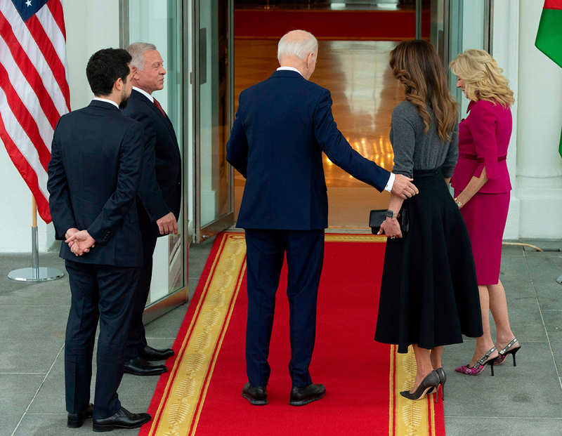 La mano de Biden en la espalda de Rania de Jordania