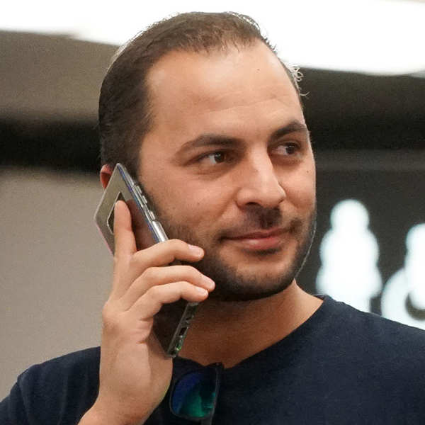 Antonio Tejado haciendo una llamada