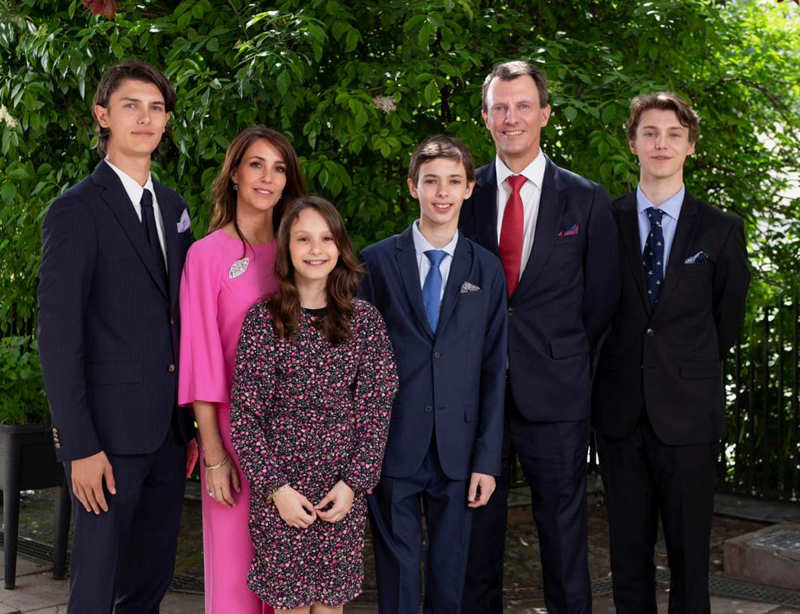 El príncipe Joaquín de Dinamarca y su familia