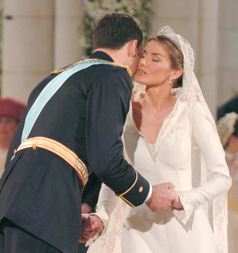 Felipe y Letizia, muy comedidos en su boda en 2004