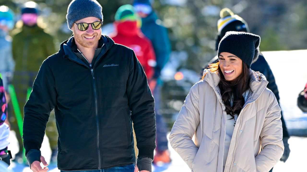 El príncipe Harry y Meghan Markle reaparecen juntos y felices en el momento más complicado de la Familia Real británica