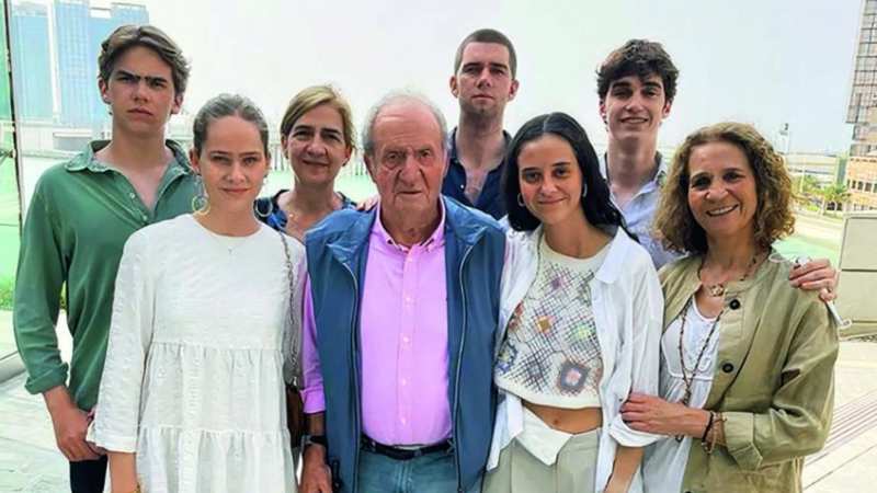 El Rey Juan Carlos rodeado de su familia