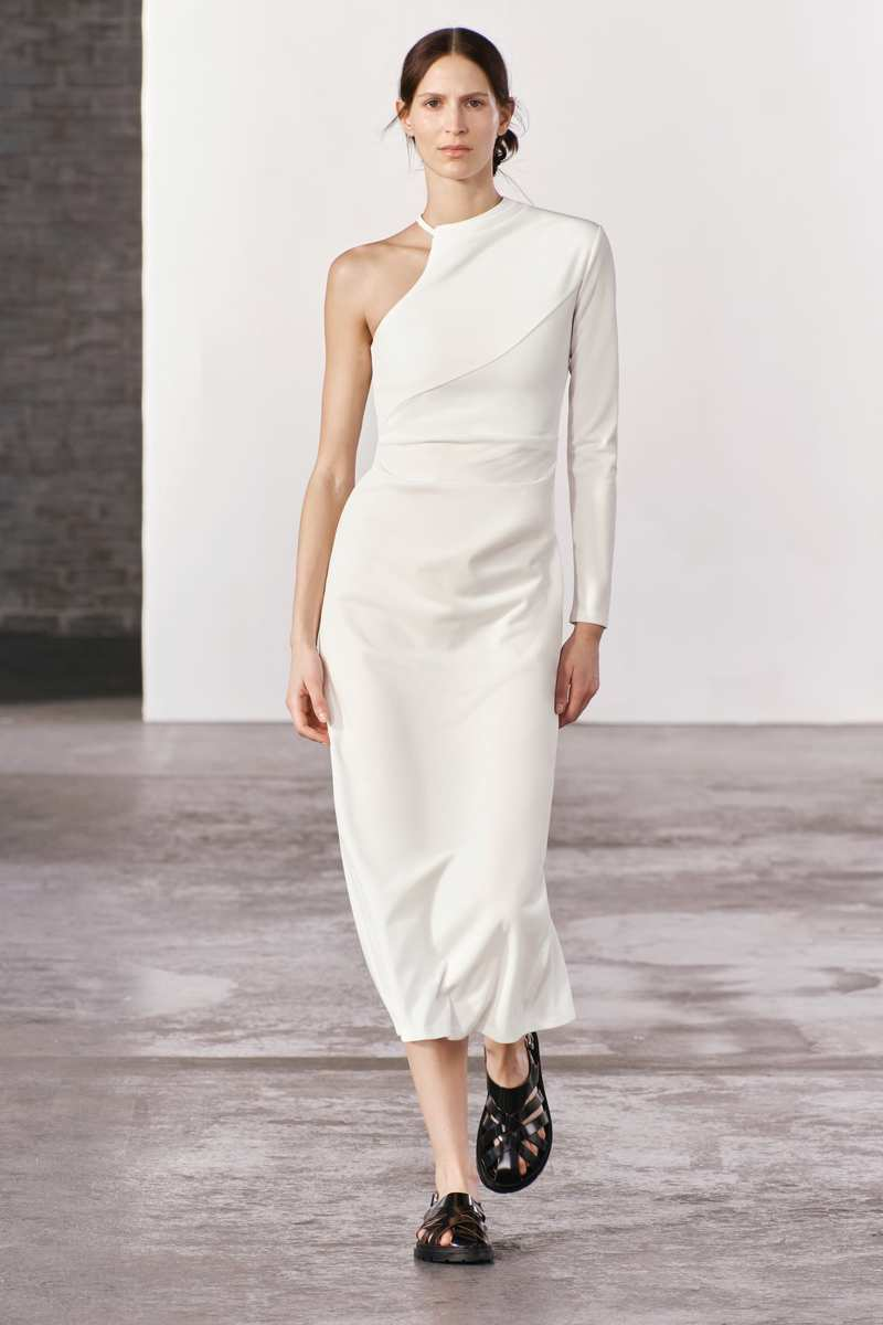 El vestido asimétrico en color blanco de Zara para lucir en las noches de invierno.