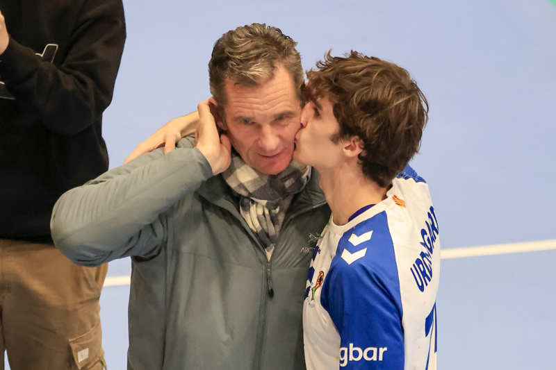 Pablo Urdangarin da un beso a su padre durante un partido. 
