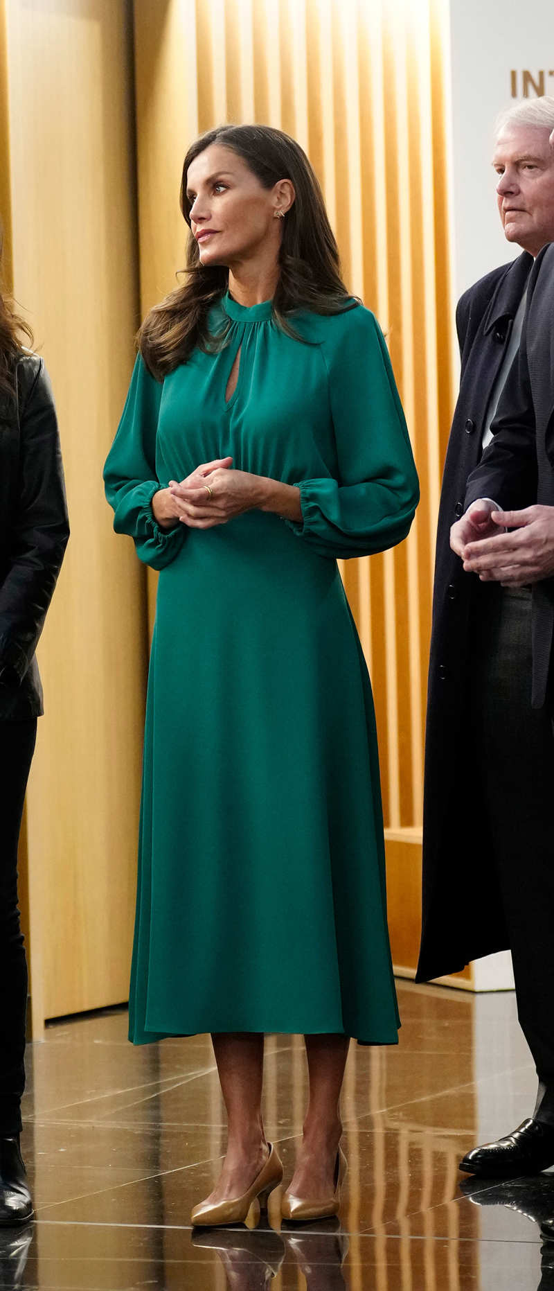La Reina Letizia en Salamanca con vestido verde de Dándara