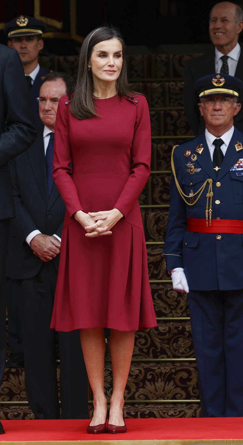 La Reina Letizia también ha lucido el color cereza en ocasiones anteriores.