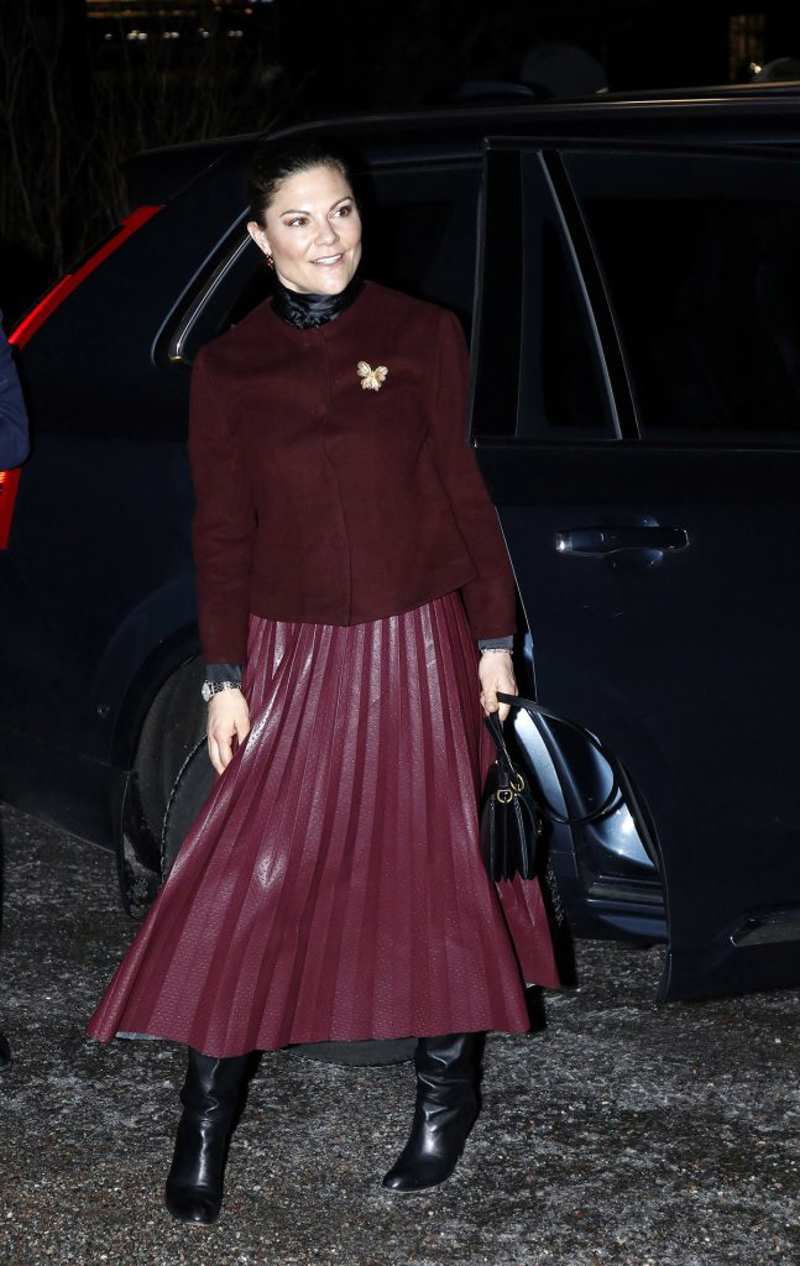 Victoria de Suecia sorprende con el tono 'cereza' más trendy y una falda plisada súper divertida