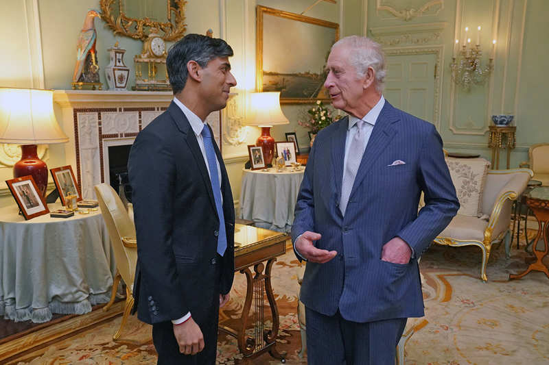 El Rey Carlos junto al primer ministro Rishi Sunak en Buckingham