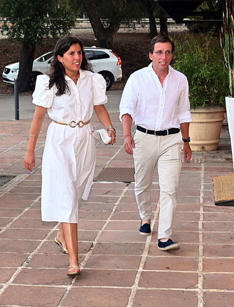 José Luis Martínez-Almeida y Teresa Urquijo caminando