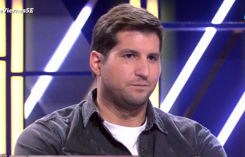 Julián Contreras ofrece una entrevista en el programa 'De Viernes'. 