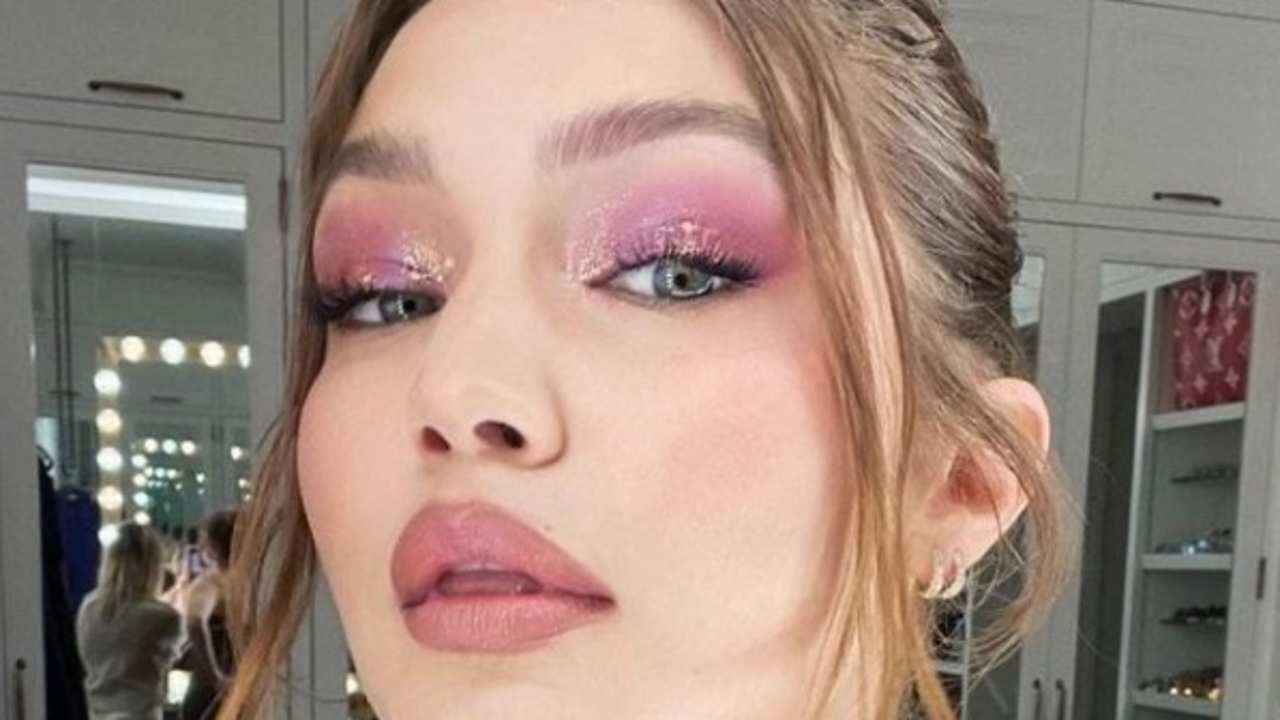 Gigi Hadid con ojos rosas