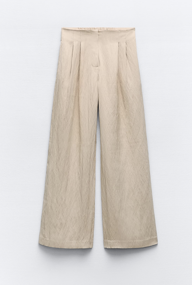 Pantalones fluidos con textura y pinzas delanteras.