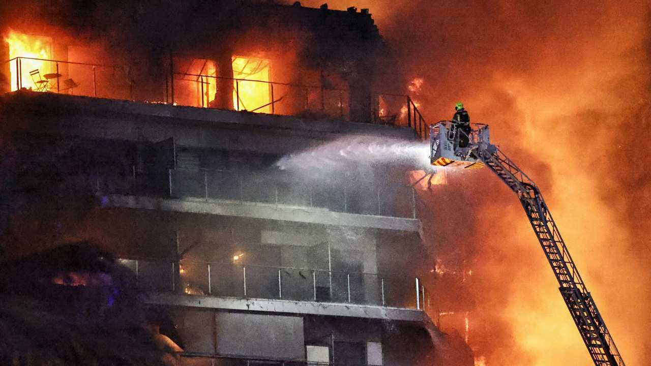 Un incendio devora varios edificios de Valencia con personas dentro.
