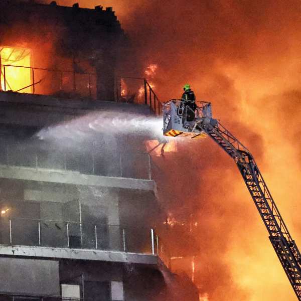 Un incendio devora varios edificios de Valencia con personas dentro.