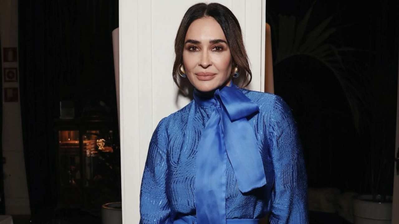 El elegante conjunto azul de Vicky Martín Berrocal: la opción sofisticada y favorecedora para mujeres  de más de 50