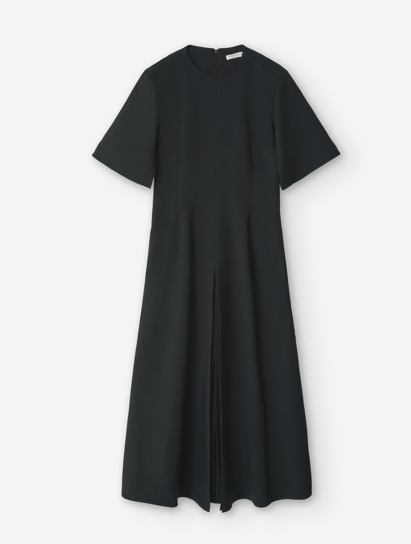 Este vestido con falda evasé es ideal para las personas con hombros anchos