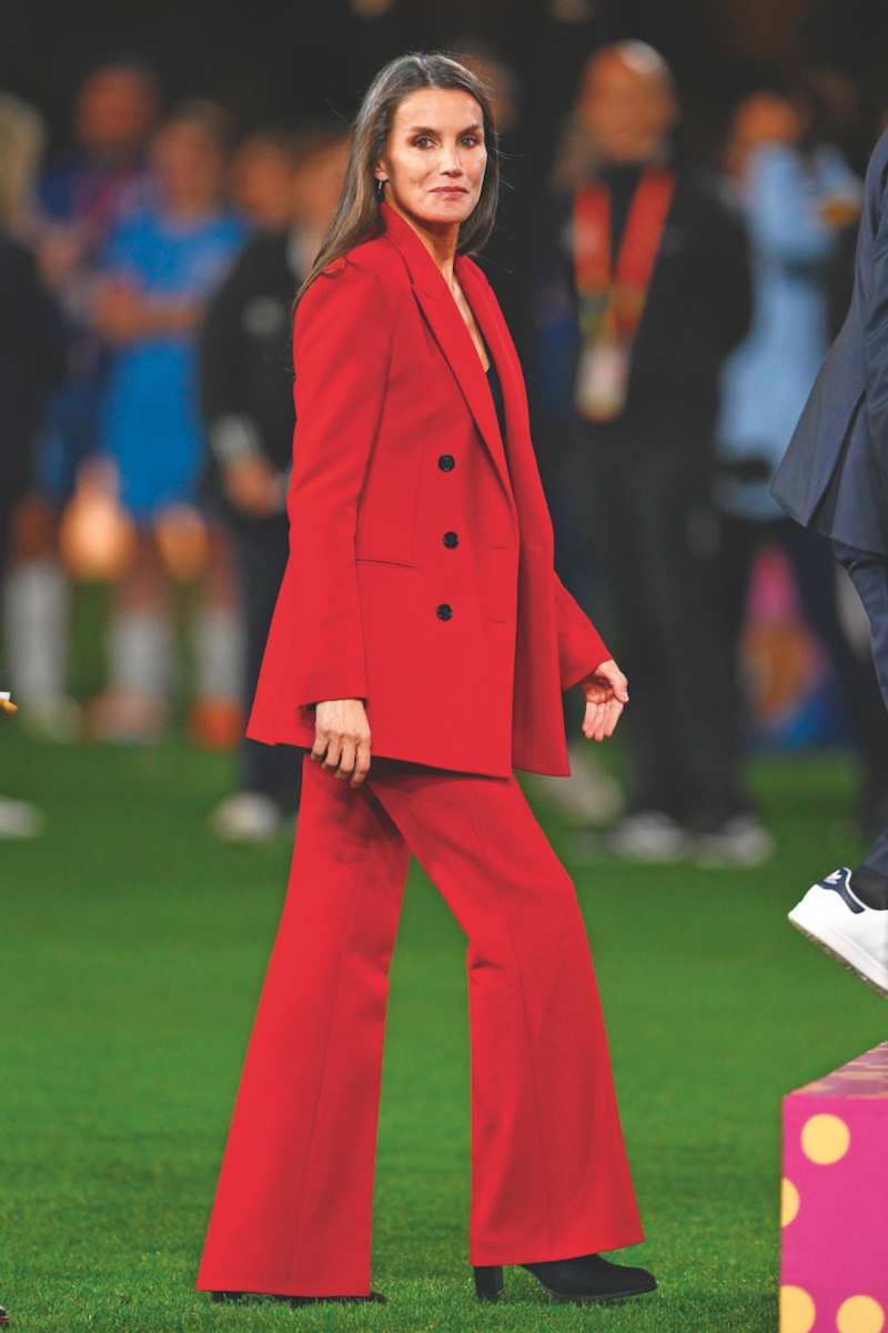 La Reina Letizia, con traje de chaqueta rojo en el Mundial Femenino