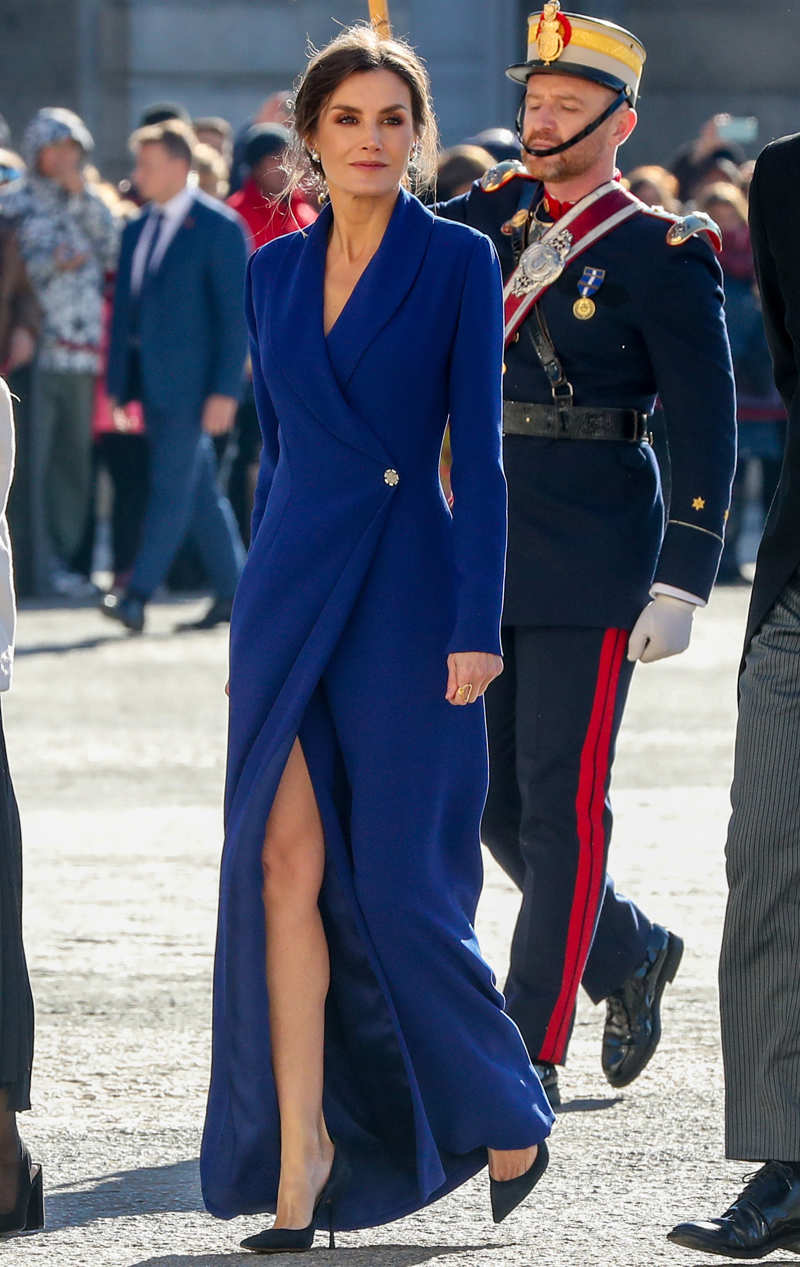 La Reina Letizia luce un vestido abrigo con abertura en la Pascua Militar
