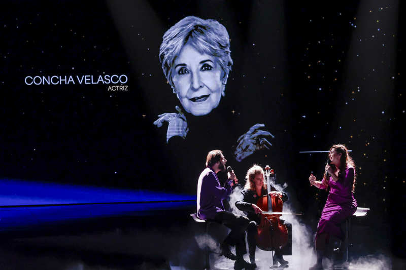 Silvia Perez Cruz y Salvador Sobral durante su actuación en la 38ª gala de los Premios Goya en Valladolid