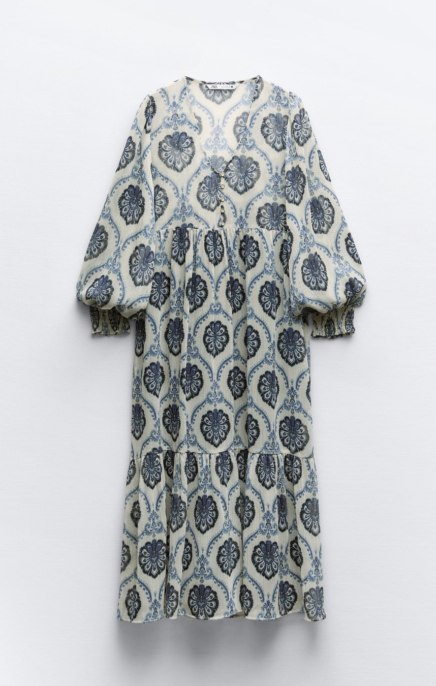 Este vestido con escote en V es ideal para las personas con los hombros anchos.