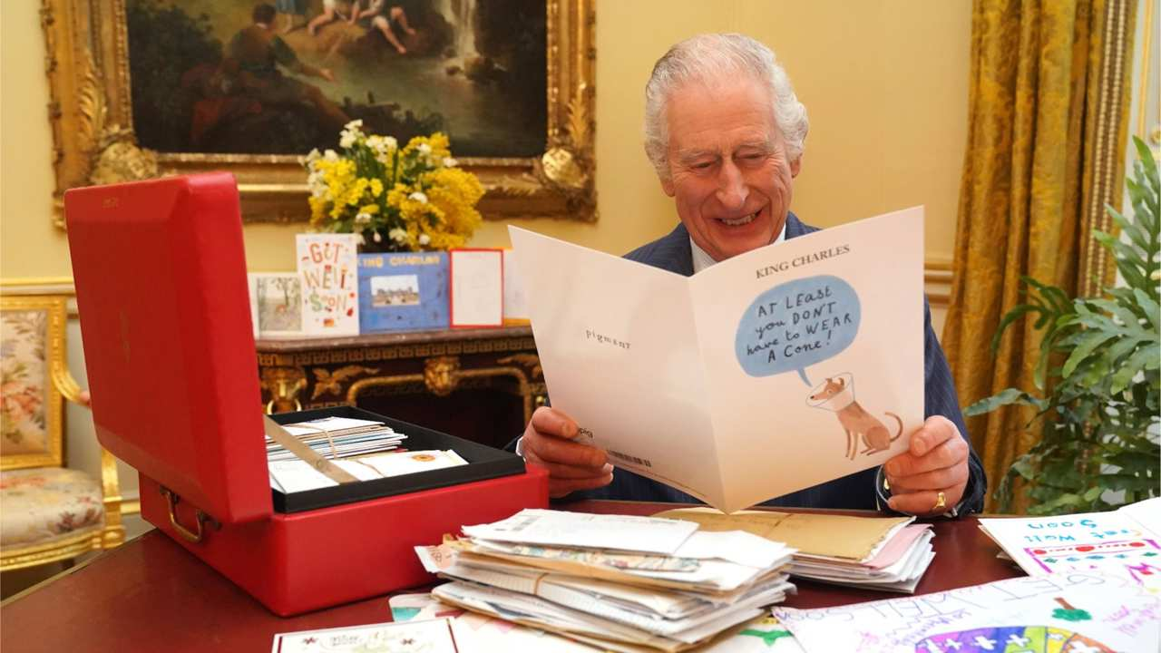 El Rey Carlos III en su despacho conmovido por las cartas de los ciudadanos