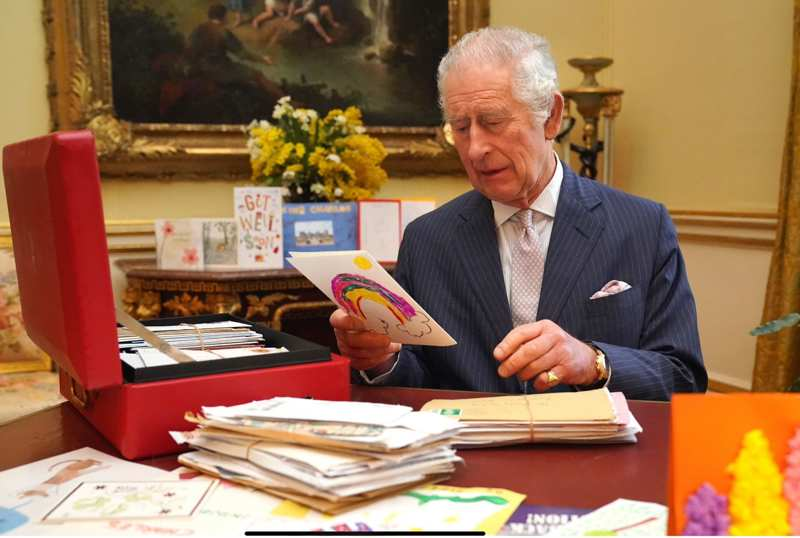 El Rey Carlos III en su despacho leyendo cartas de varios ciudadanos