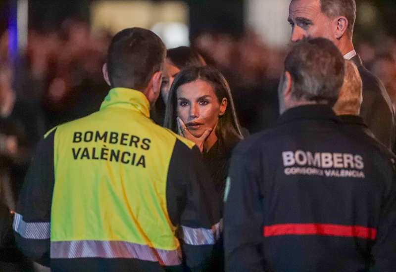 La Reina Letizia, escuchando a los bomberos de Valencia