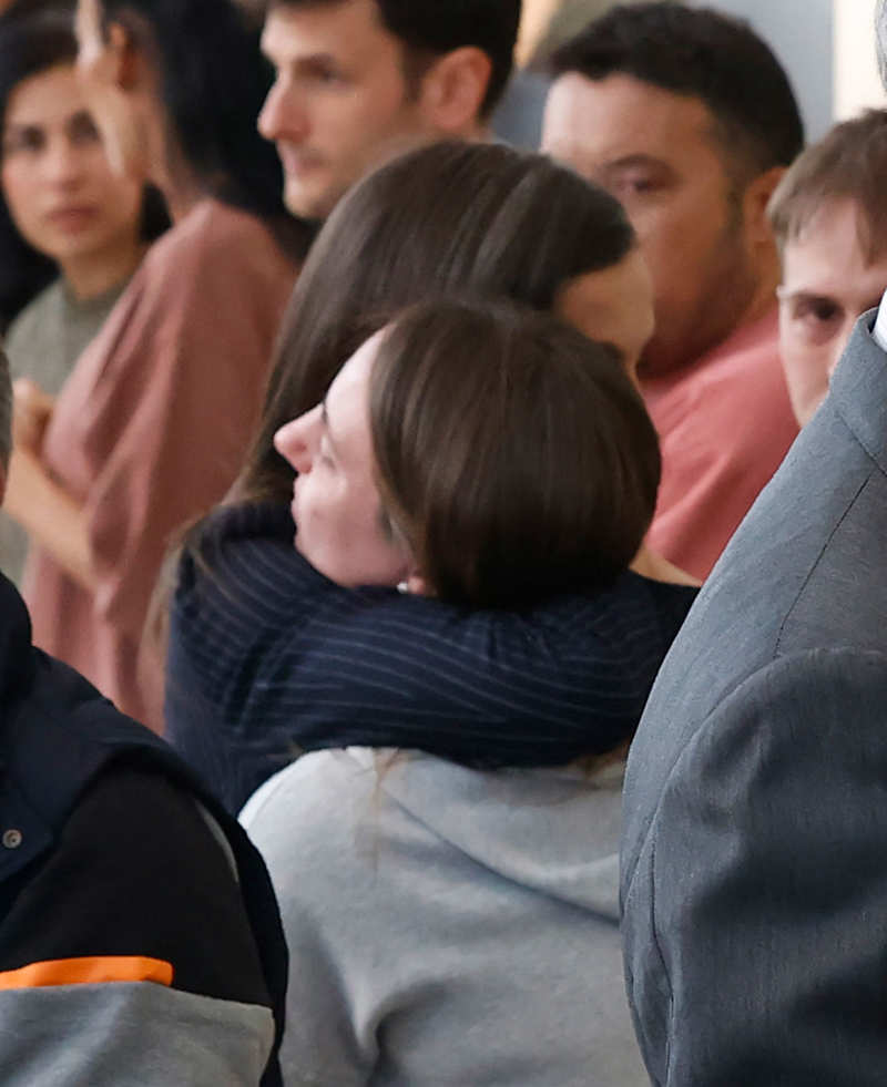 La Reina Letizia se abraza a una mujer afectada por el incendio de Valencia