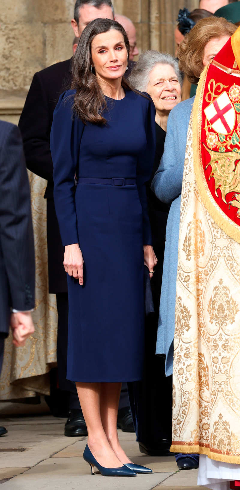 La Reina Letizia, con vestido midi azul en Windsor