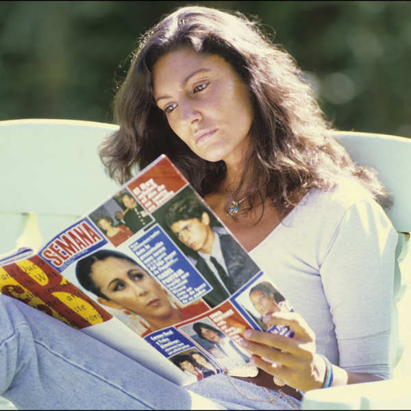 Carmina Ordóñez leyendo la revista SEMANA