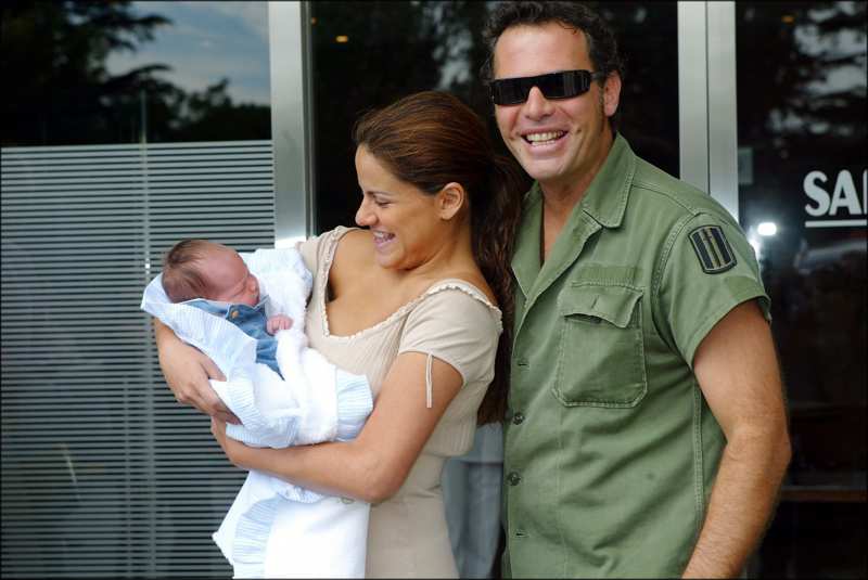 Carlos Lozano y Mónica Hoyos con su hija recién nacida