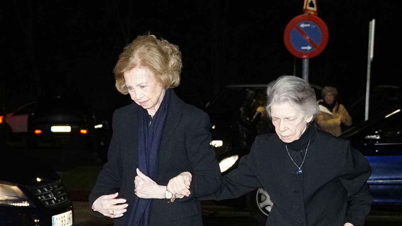 La Reina Sofía y su hermana Irene de Grecia en el funeral de Fernando Gómez-Acebo