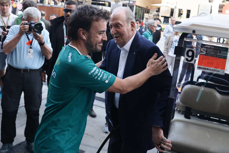 El Rey Juan Carlos saluda a Fernando Alonso en Baréin. 