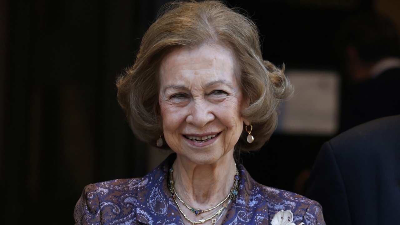 La Reina Sofía abandona el luto en su primera reaparición pública tras la muerte de Fernando Gómez-Acebo