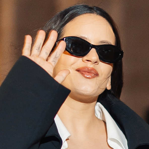 Rosalía saludando con gafas de sol
