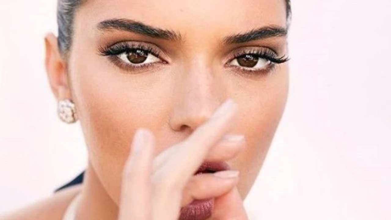 La maquilladora desvela cómo debes utilizar el rizador de pestañas para alucinar con tu mirada